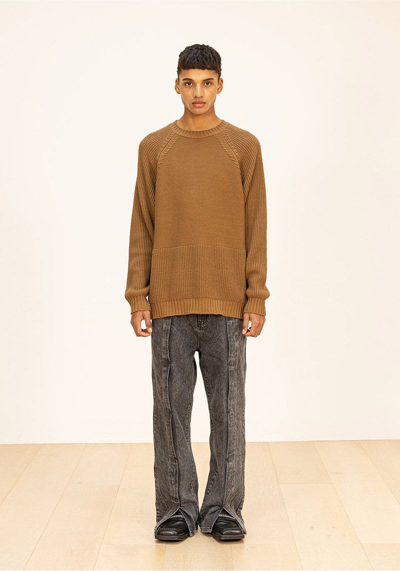 HALF INCISION OVERSIZED KNIT