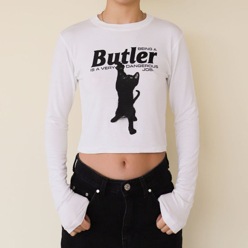KRUCHI(クルチ)の「CAT BUTLER Crop long-sleeved T-Shirt (WHITE)(Tops)」