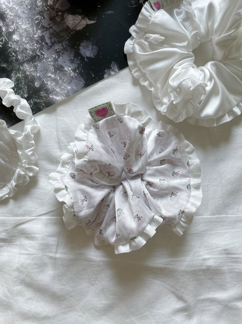 Winter rose scrunchie (pattern)