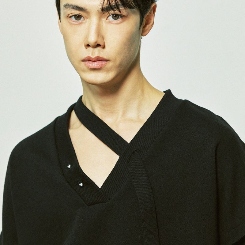 v-neck layerd string pierced mtm black