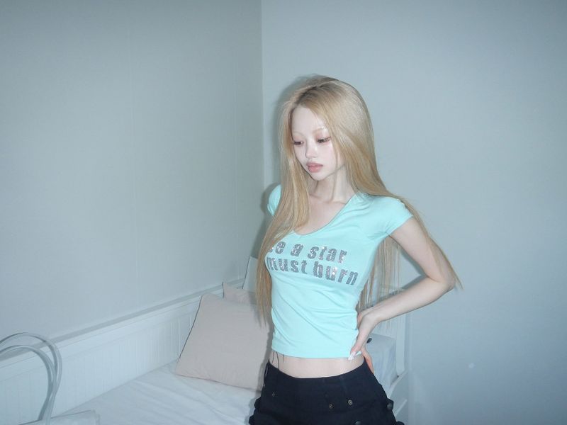 THEAIRTOWN（ザエアータウン）の「keeps bling v-tee(5 color) （Tops）」