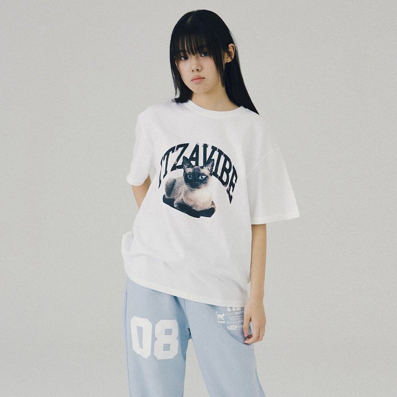 ITZAVIBE（イッザバイブ）の「SIAMESE CAT VINTAGE LOGO T SHIRT（Tops）」