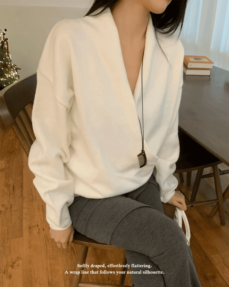 GUSTA（グスタ）の「Melli Loose-Fit Wrap V-Neck Hidden Snap Knit Top（Tops）」