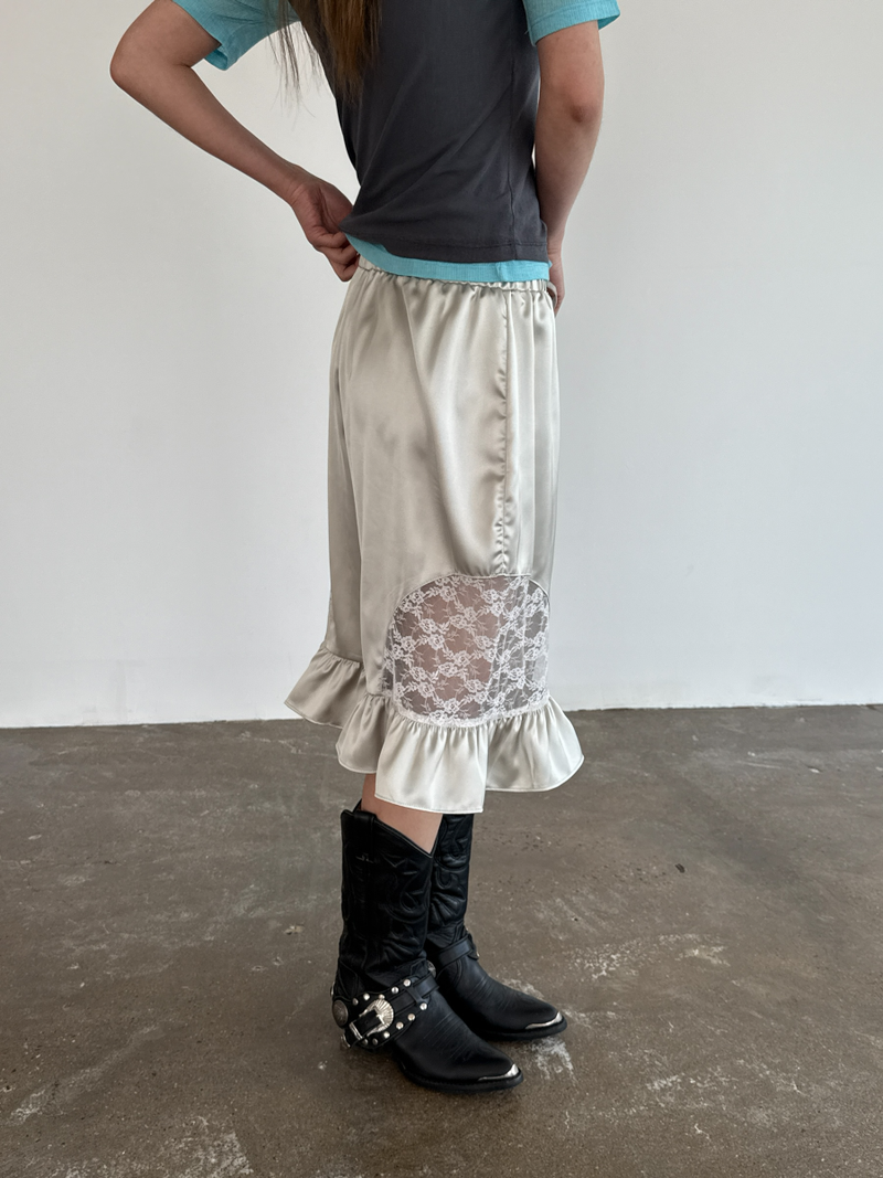 silky frill bermuda pants