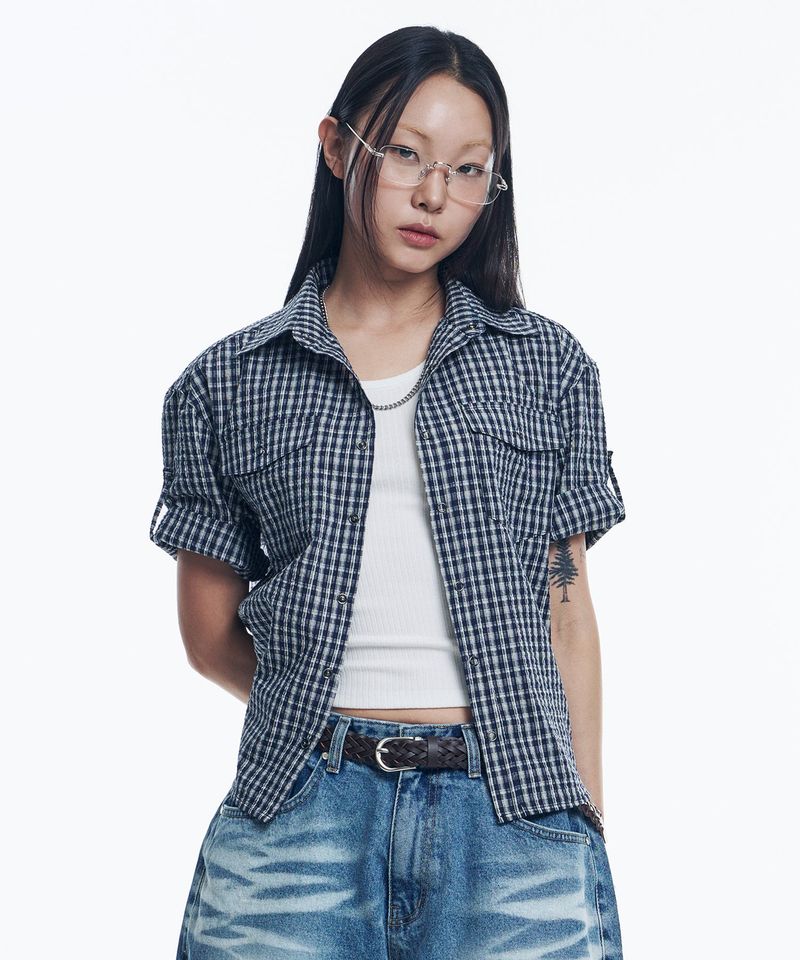 EASY NO EASY（イージーノーイージー）の「Sheer Kerr Roll-Up Checkered Cropped Short Sleeve Shirt - Navy（Tops）」