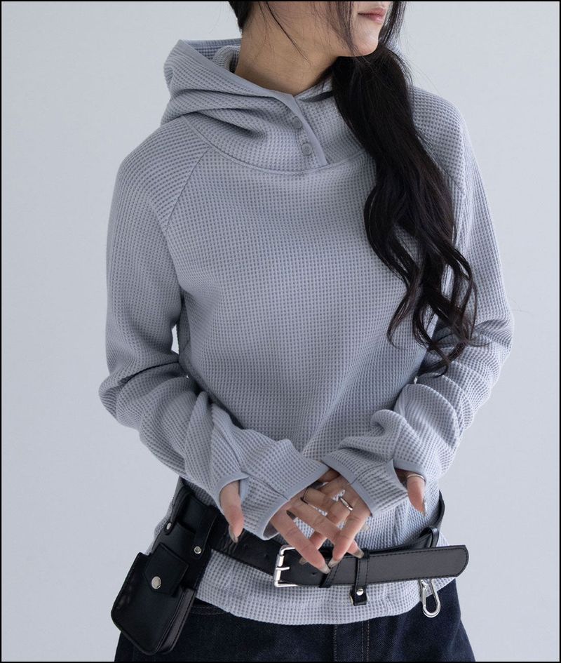 un:tyl（オンタイル）の「Revi henry neck hoodie (finger whole)（Tops）」
