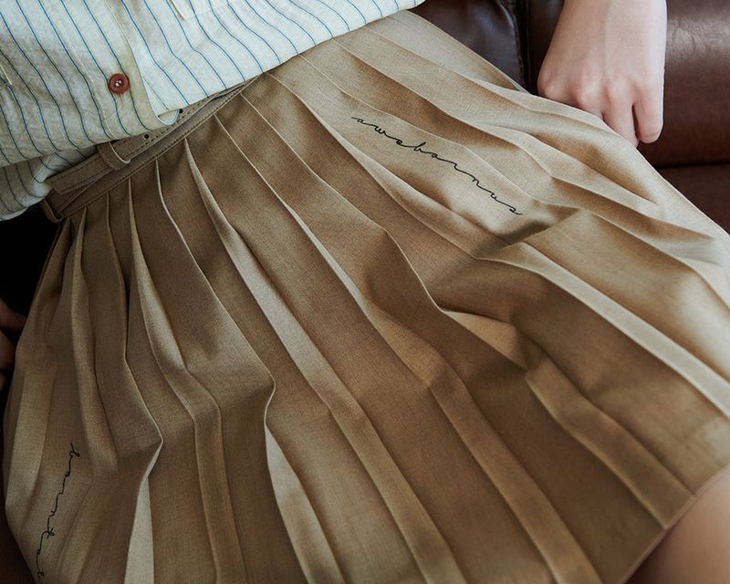 【MADE】LOGO PRINT PLEATED SKIRT [BEIGE]