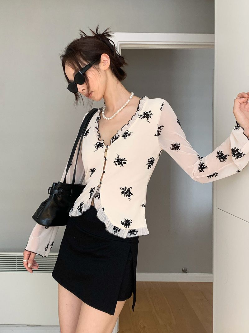 dereborujo（ドレボルゾー）の「retro floral ruffle long-sleeve blouse（Tops）」