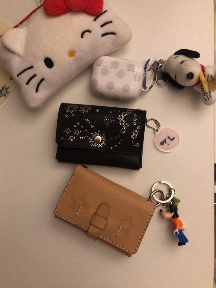 grey dot pattern airpod case
