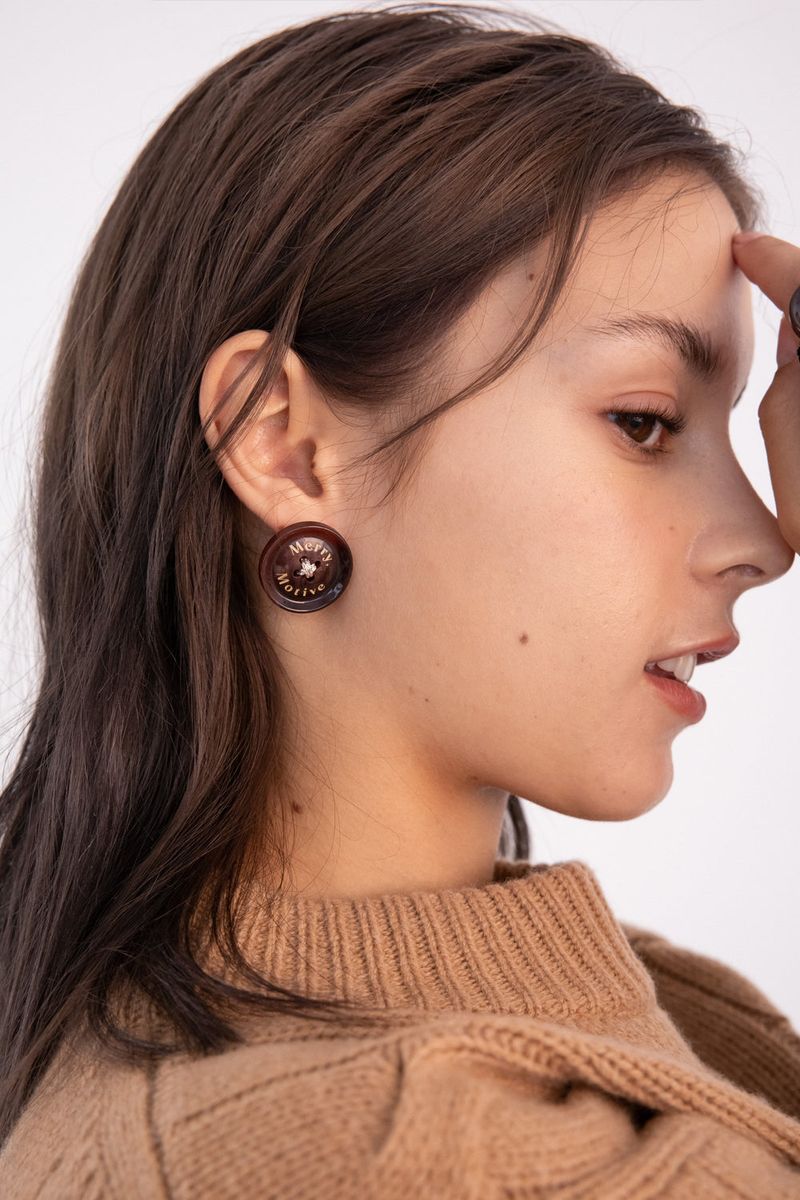 Merry,Motive signature button earring (Wine)