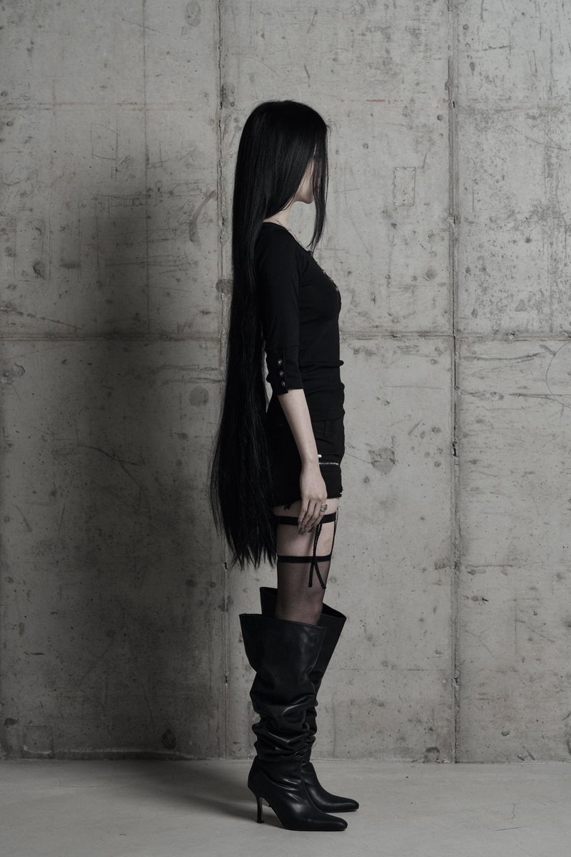 [label] metal button slim-fit half-sleeve top BLACK