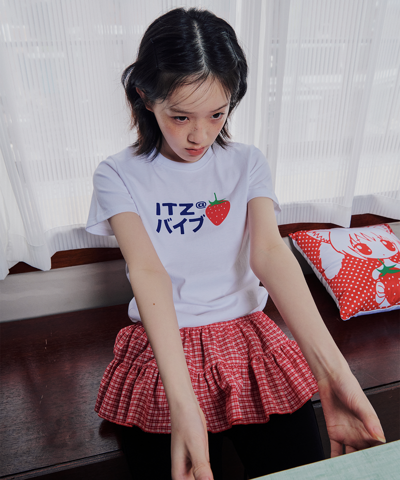 ITZAVIBE（イッザバイブ）の「STRAWBERRY LOGO SLIM T SHIRT - WHITE（Tops）」
