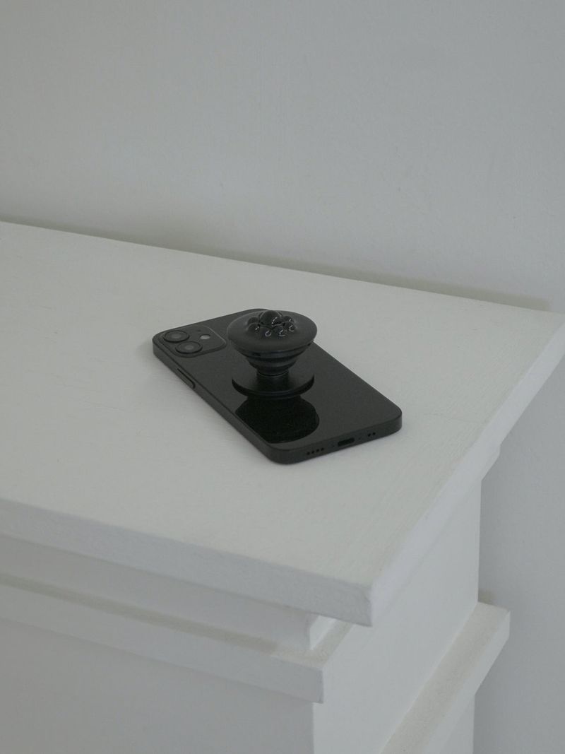 [MADE] ブラックフラワースマホグリップ