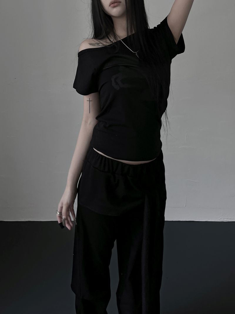 horse shadow off-shoulder T (2color)