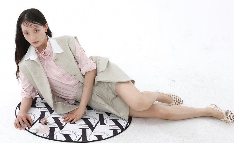 COLLARED SLEEVELESS JACKET_SAND BEIGE