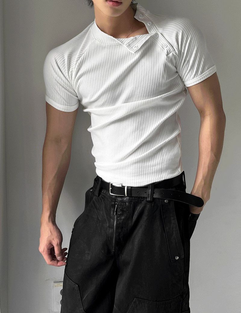Side-button muscle-fit short-sleeve knit