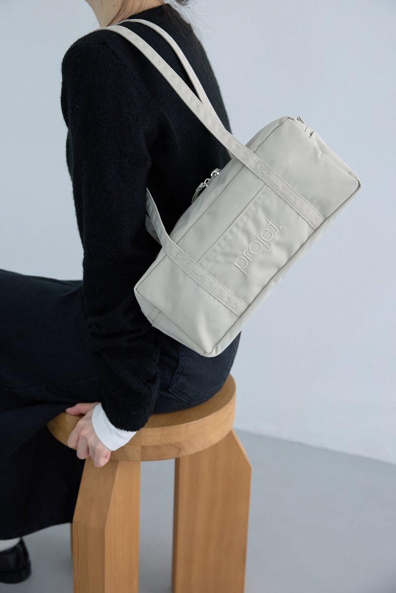 compact duffle bag (light beige)