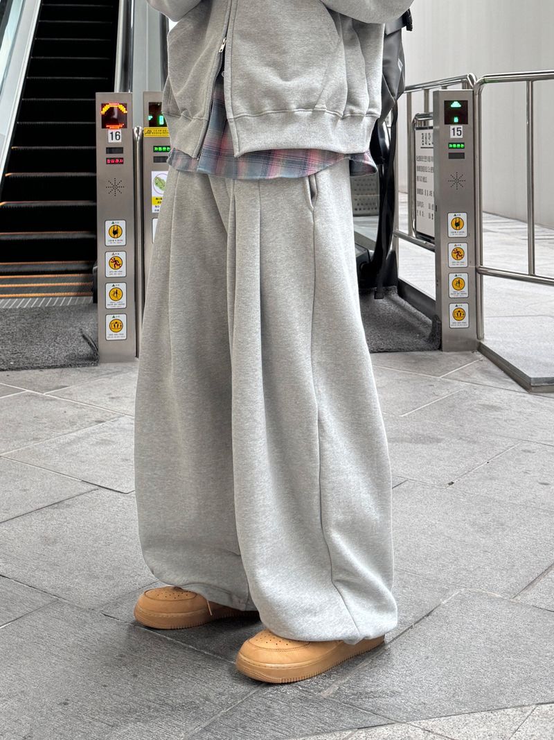 ESOO（イス）の「Curry Two-Tuck Balloon Pants (3 colors)（Pants）」