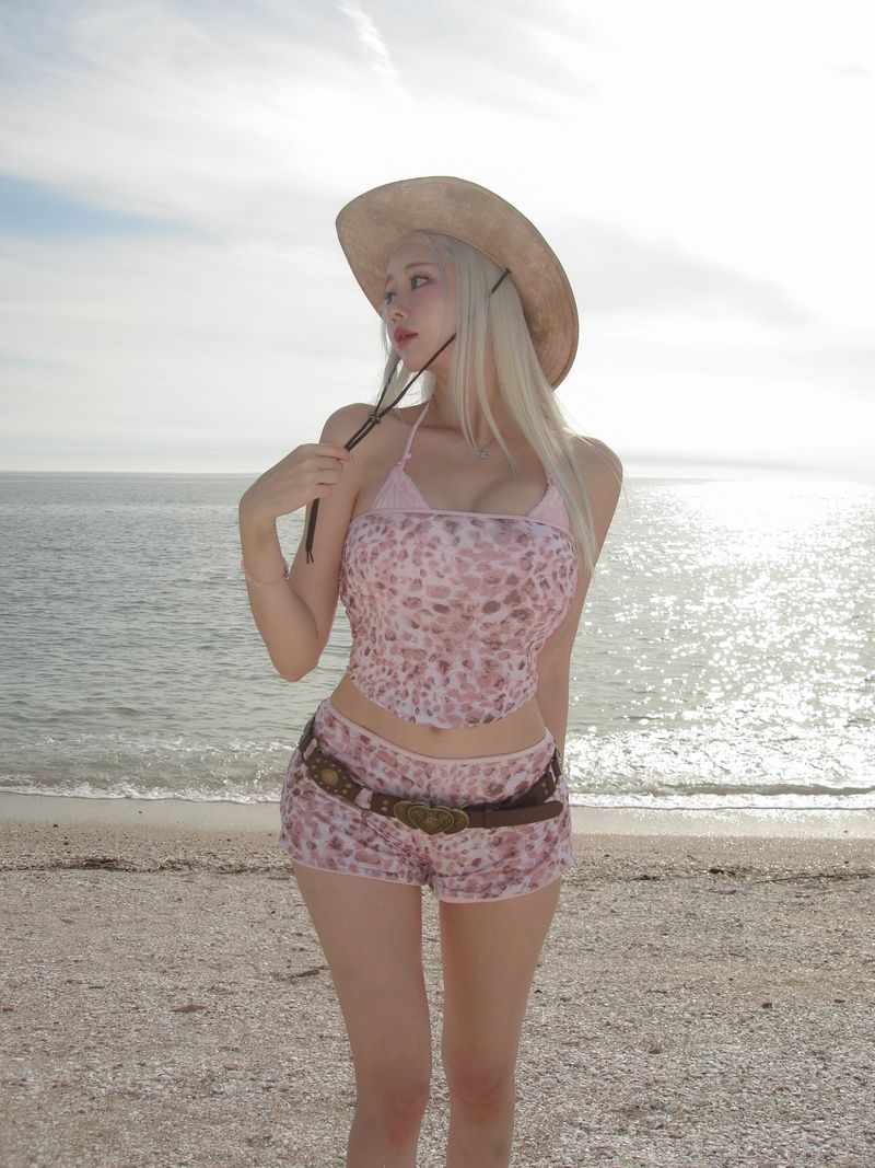 REVERSIBLE LOW-RISE SHORTS (BABY PINK/LEOPARD)