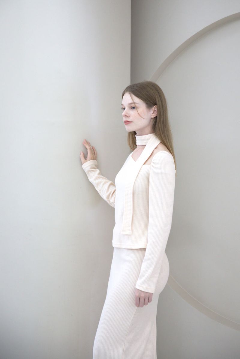Back Slit Slim Skirt Cream