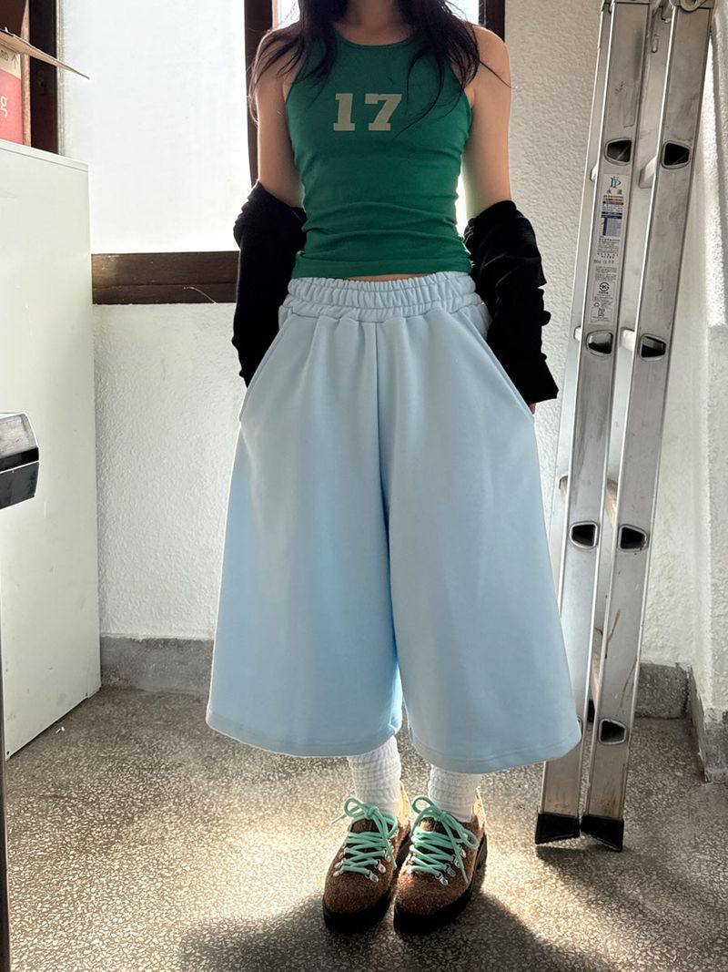 curved bermuda pants