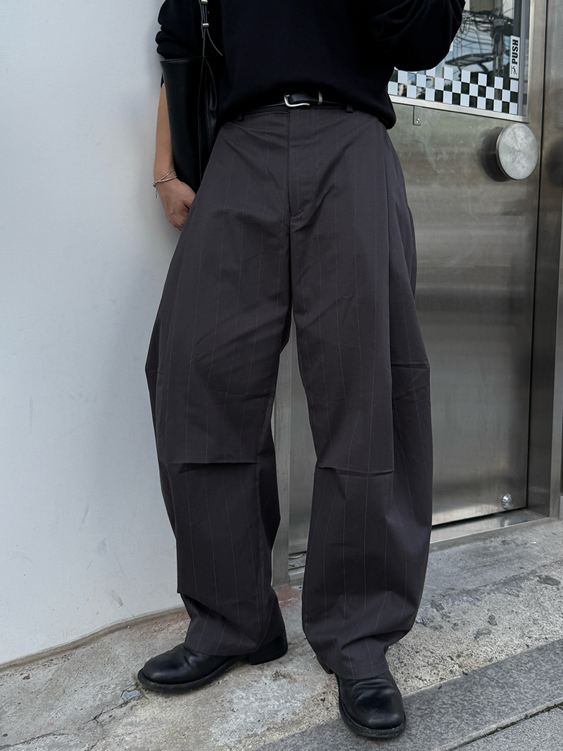 AVAND（アバンド）の「ランネストライプピンタックカーブドパンツ（パンツ）」