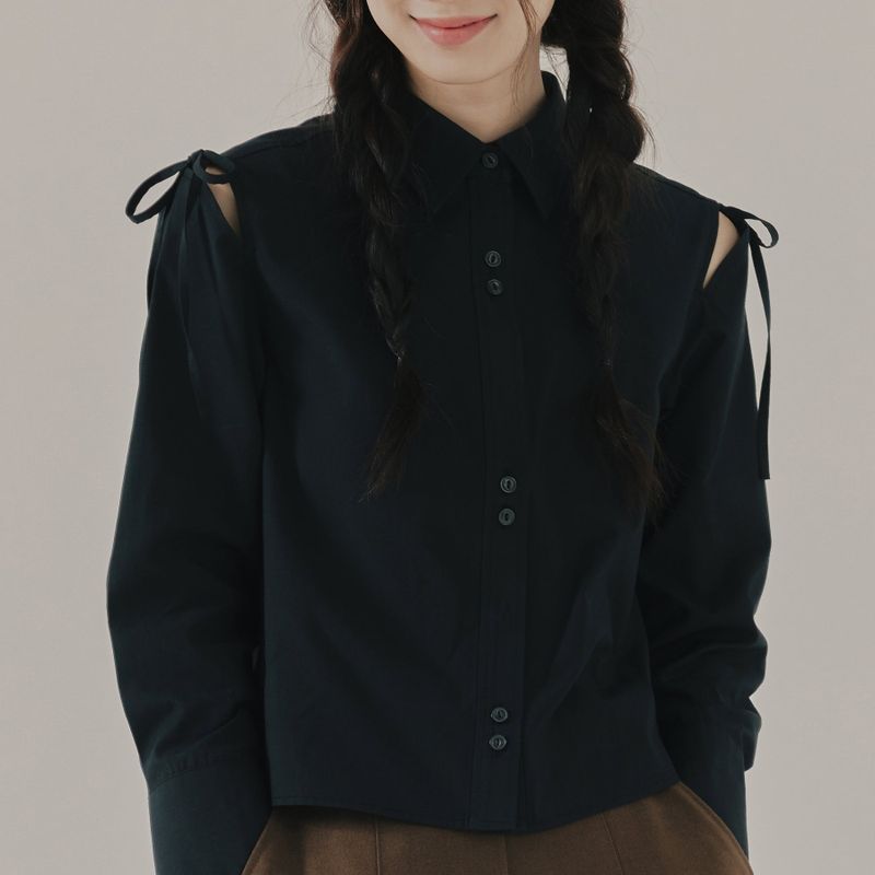 ROMANTIC CROWN(ロマンティッククラウン)の「SHOULDER OPEN RIBBON SHIRT_BLACK(Tops)」