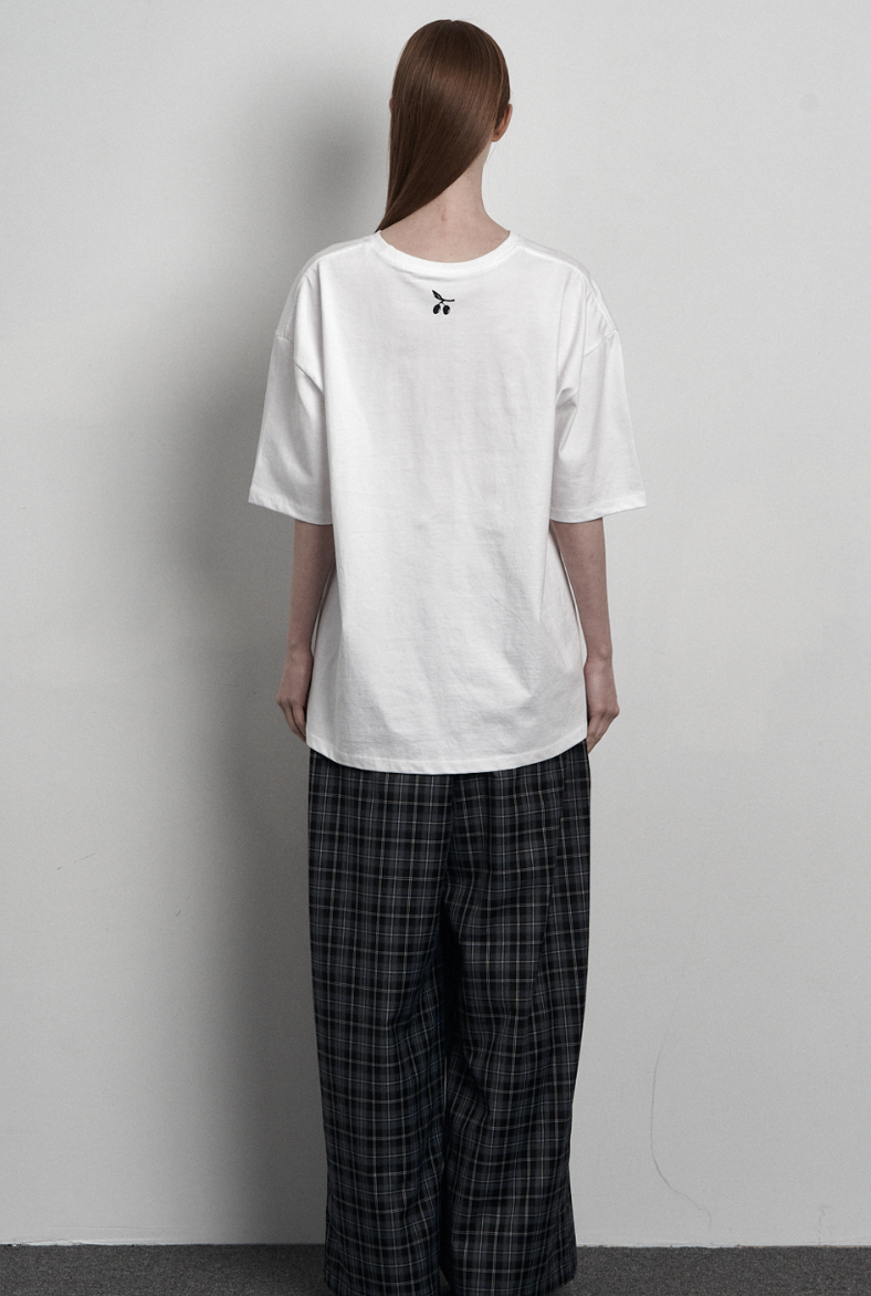 [mnem] olive print oversized t-shirt (white)