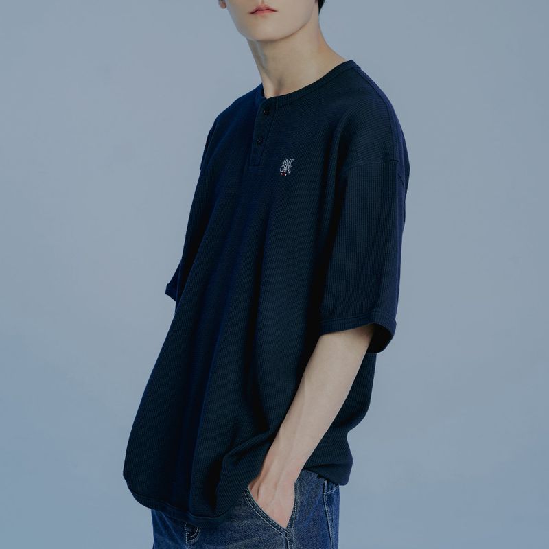 ROMANTIC CROWN(ロマンティッククラウン)の「BUTTON UP WAFFLE HENLEY NECK_NAVY(Tops)」