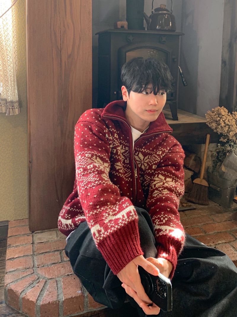 [Premium] Santa reversible Nordic knit zip-up