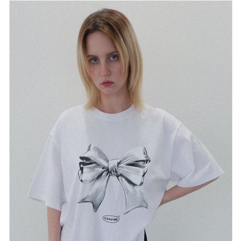 ITZAVIBE（イッザバイブ）の「METALLIC RIBBON T SHIRT - WHITE（Tops）」