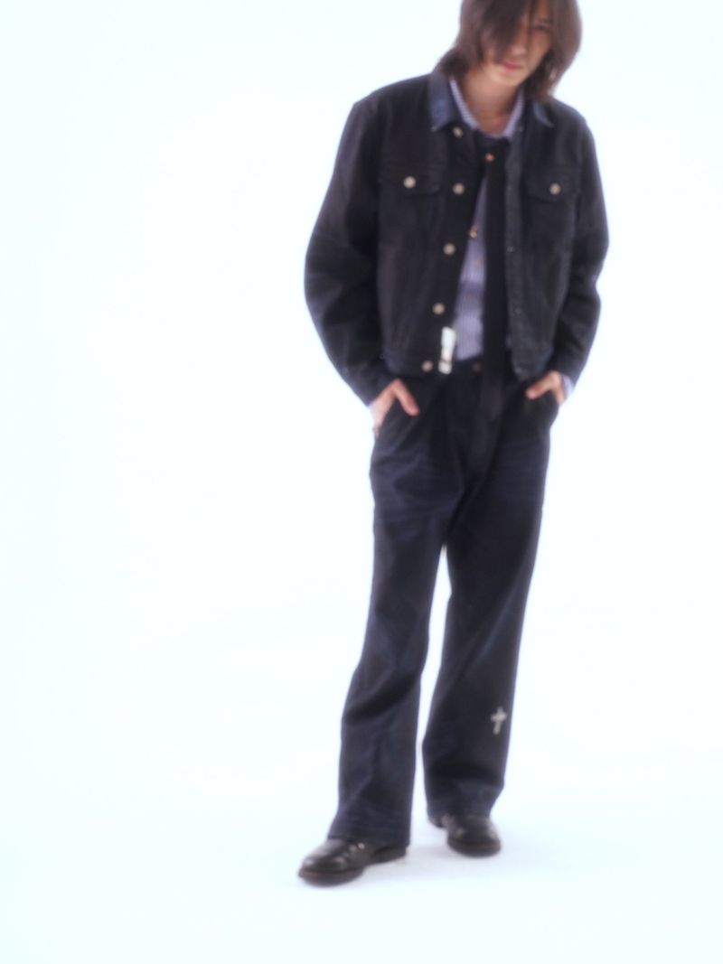 COATED KNIFE-SCRAPED HAND-WIPED DISTRESSED BOOTCUT JEANS