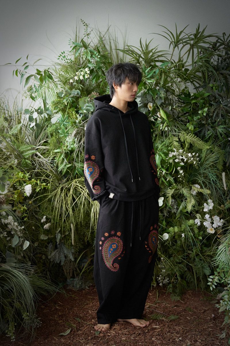 PAISLEY EMB. H-T SWEAT PANTS (Black)