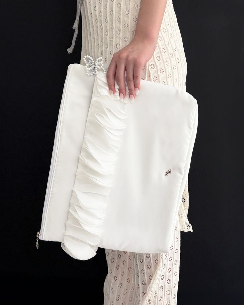 nari.objet(ナリオブジェ)の「フリリッシュラップトップポーチ (white)(バッグ)」