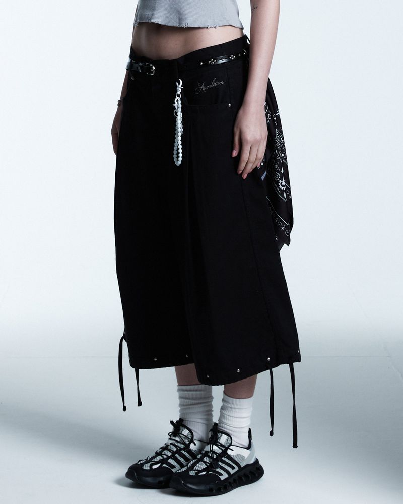Inverted Pleats Rivet Bermuda Pants (Black)