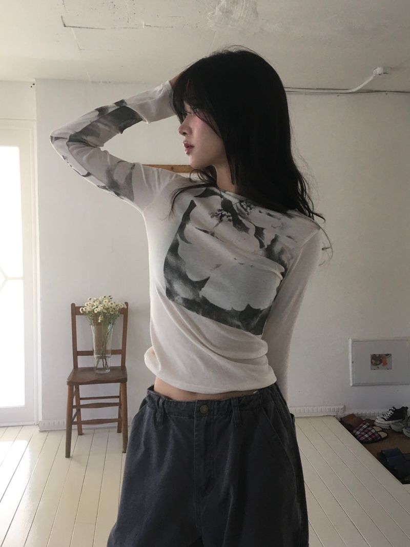 moroi(モロイ)の「フラワータトゥーTシャツ(トップス)」