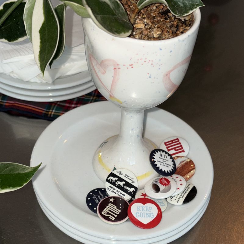 stop thinking / pin button set.2 brown
