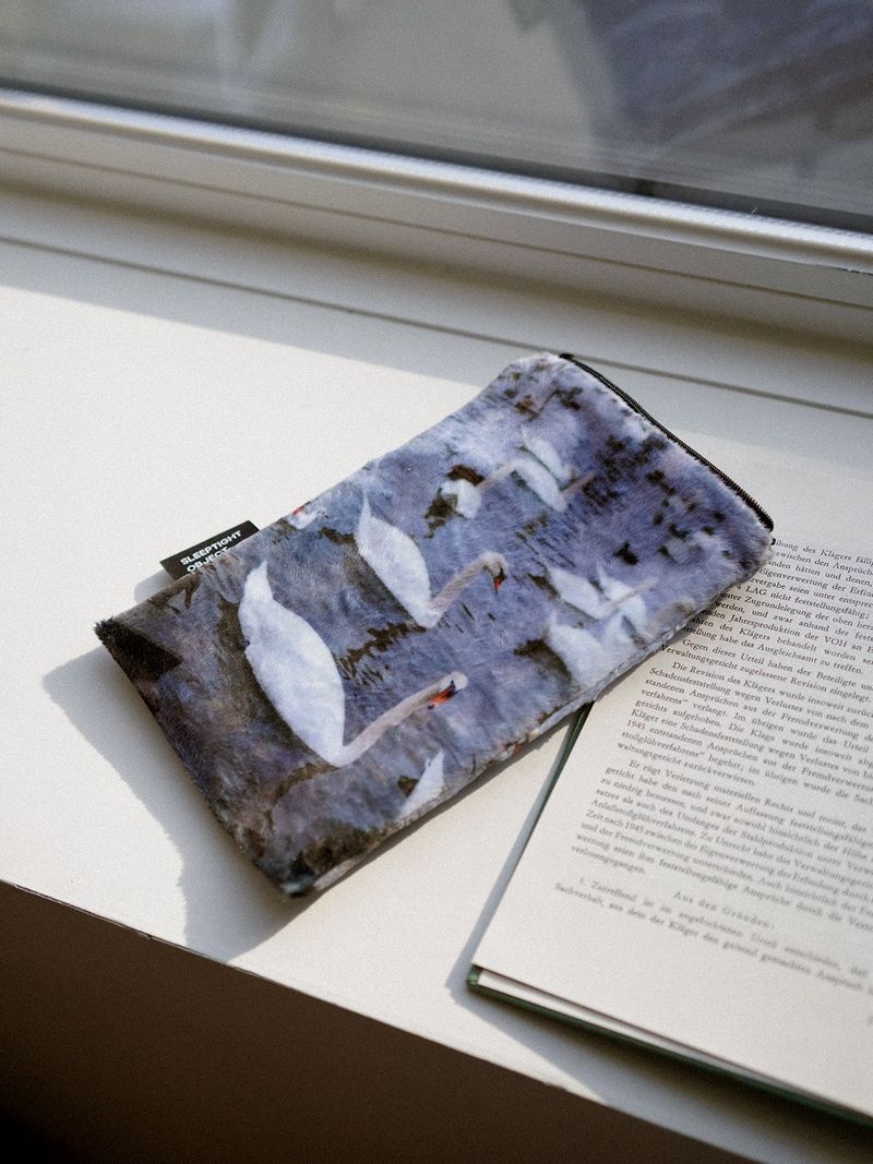 SLEEPTIGHT OBJECT（スリープタイトオブジェクト）の「winter swan pouch（Smartphone Accessories）」