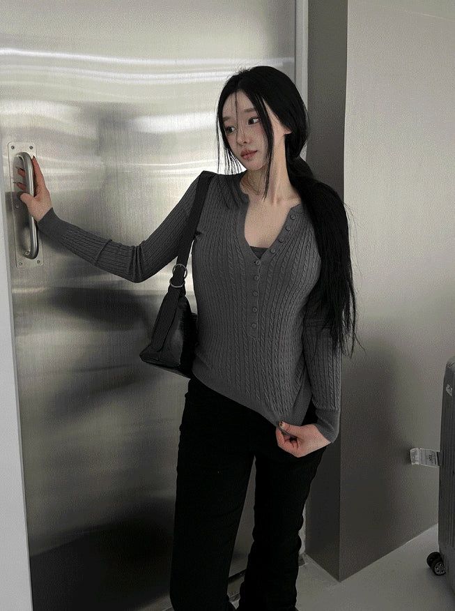 Button Slim V-Neck Knit