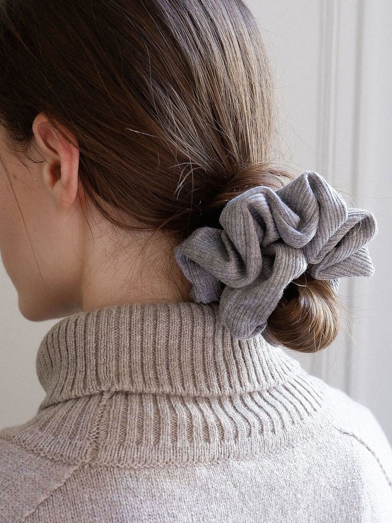 VOOR（ボル）の「ベーシックニットシュシュ_グレー（ヘアアクセサリー）」