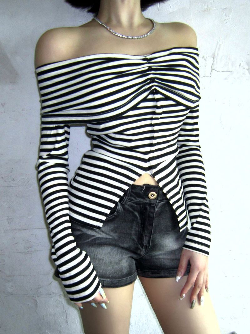 Stripe off-shoulder T