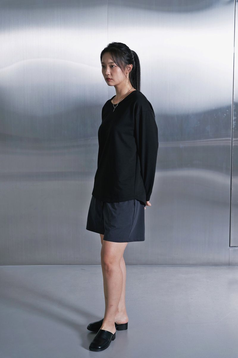 ESSENTIAL PLEAT U-NECK TEE (Black)