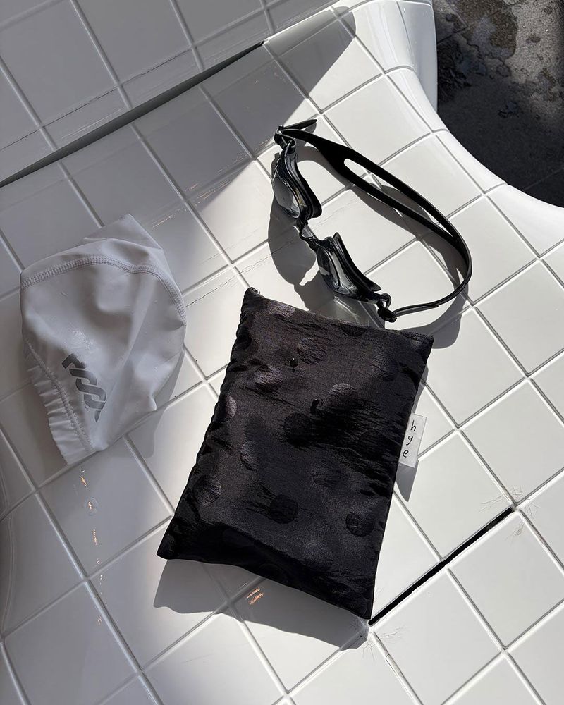 Dot nylon tall pouch - black