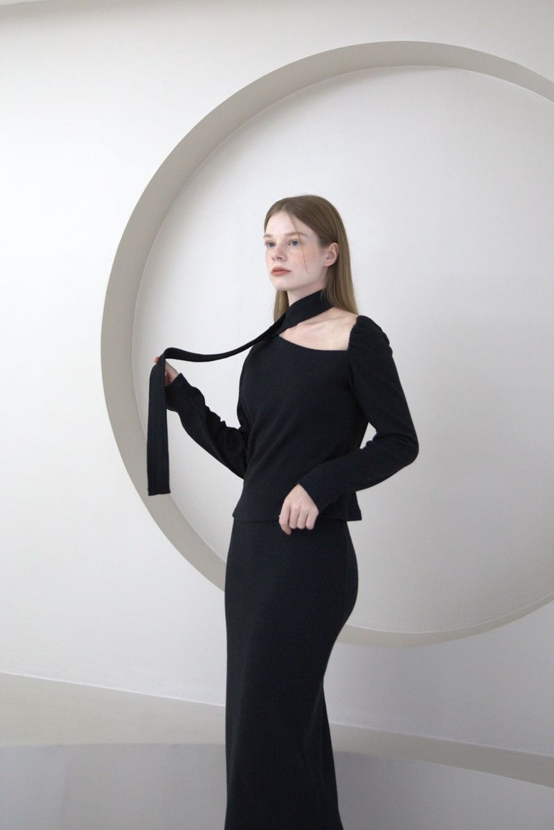 Back Slit Slim Skirt Black