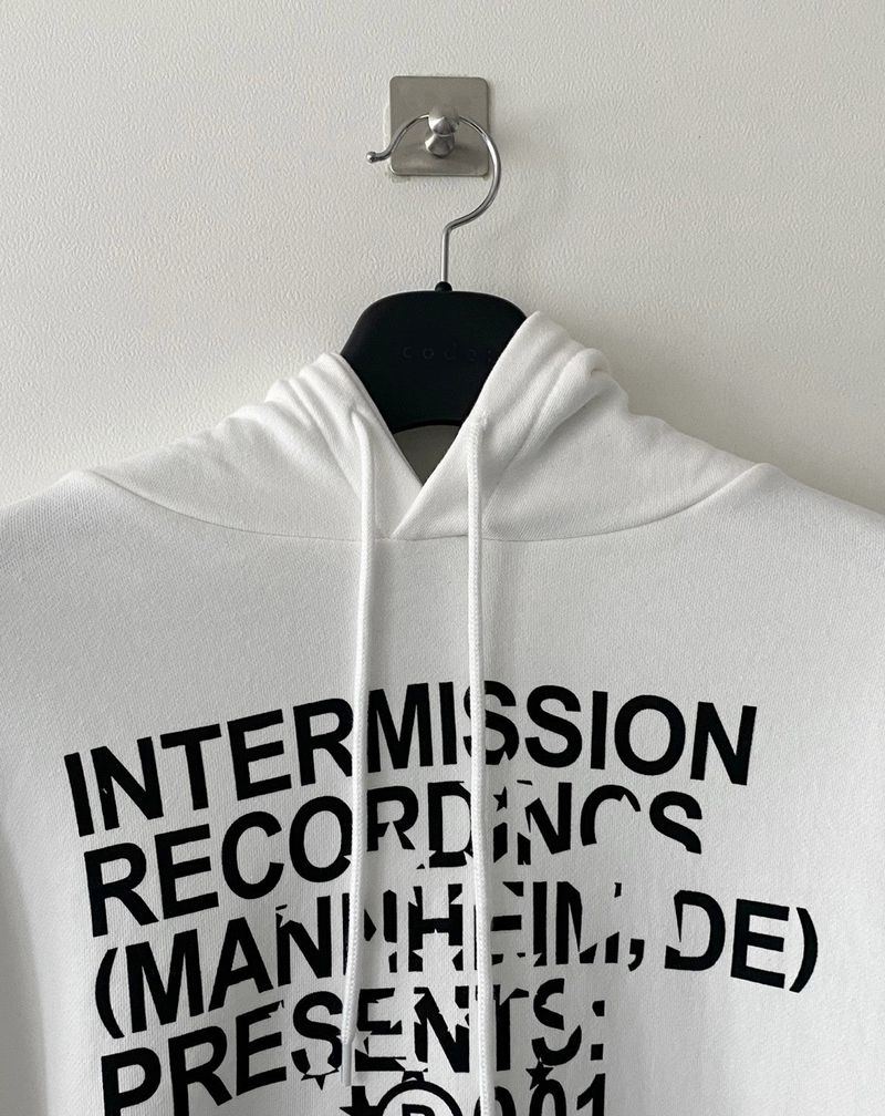 Poppy lettering hood T