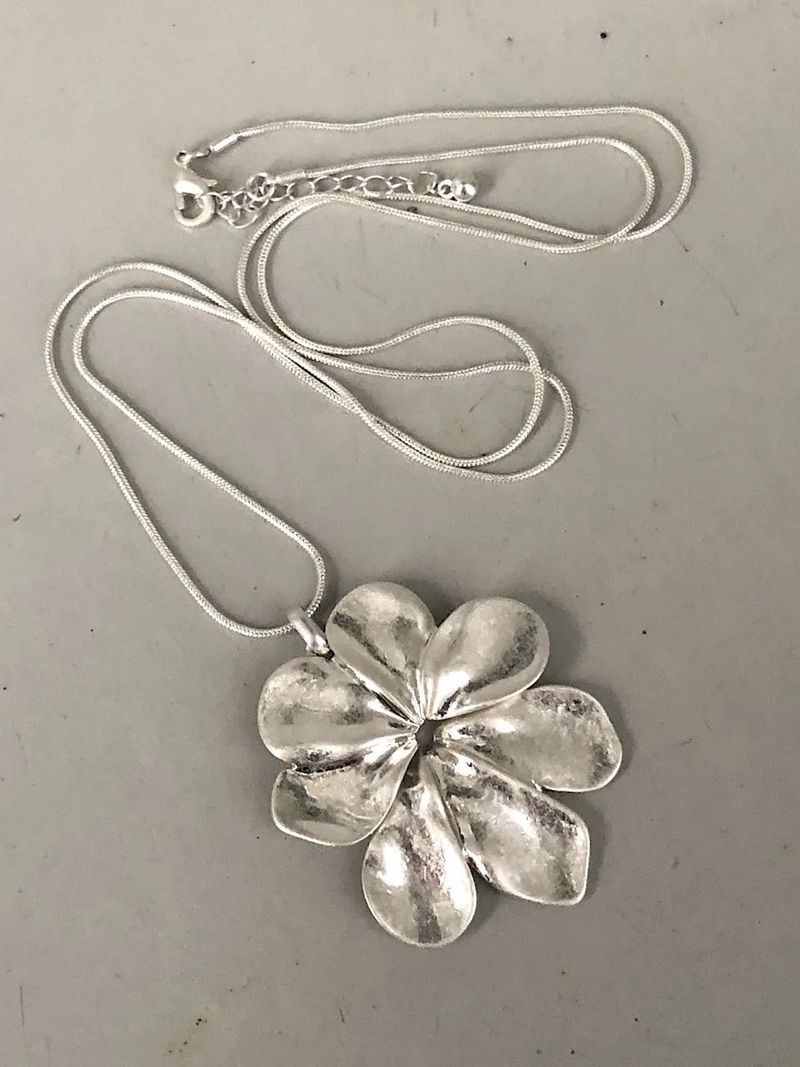 Petal Motion Drop Necklace