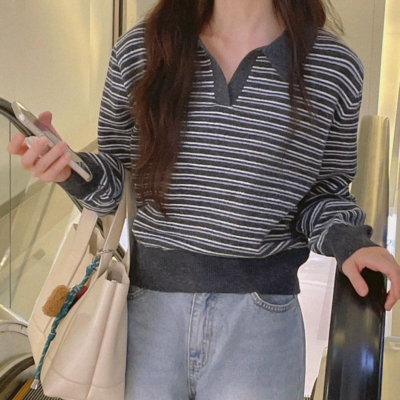 natural mind（ナチュラル マインド）の「Armand Open Collar Neck Stripe Knitwear（Tops）」