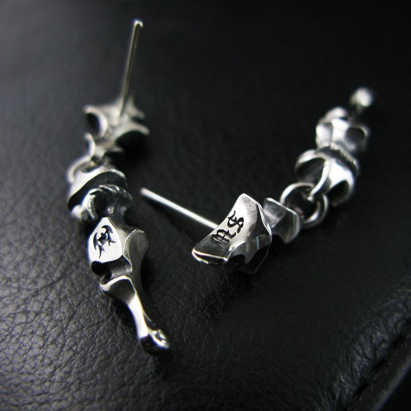 Main gauche silver earring