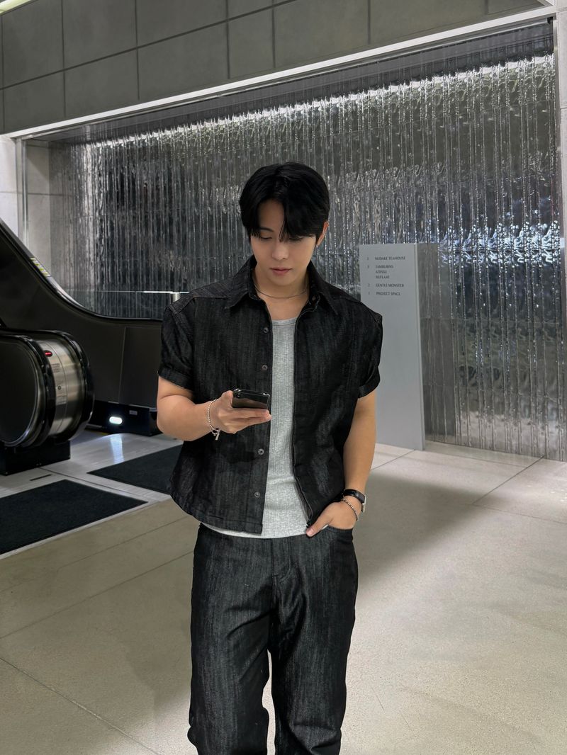 Glossy cropped muscle jacket