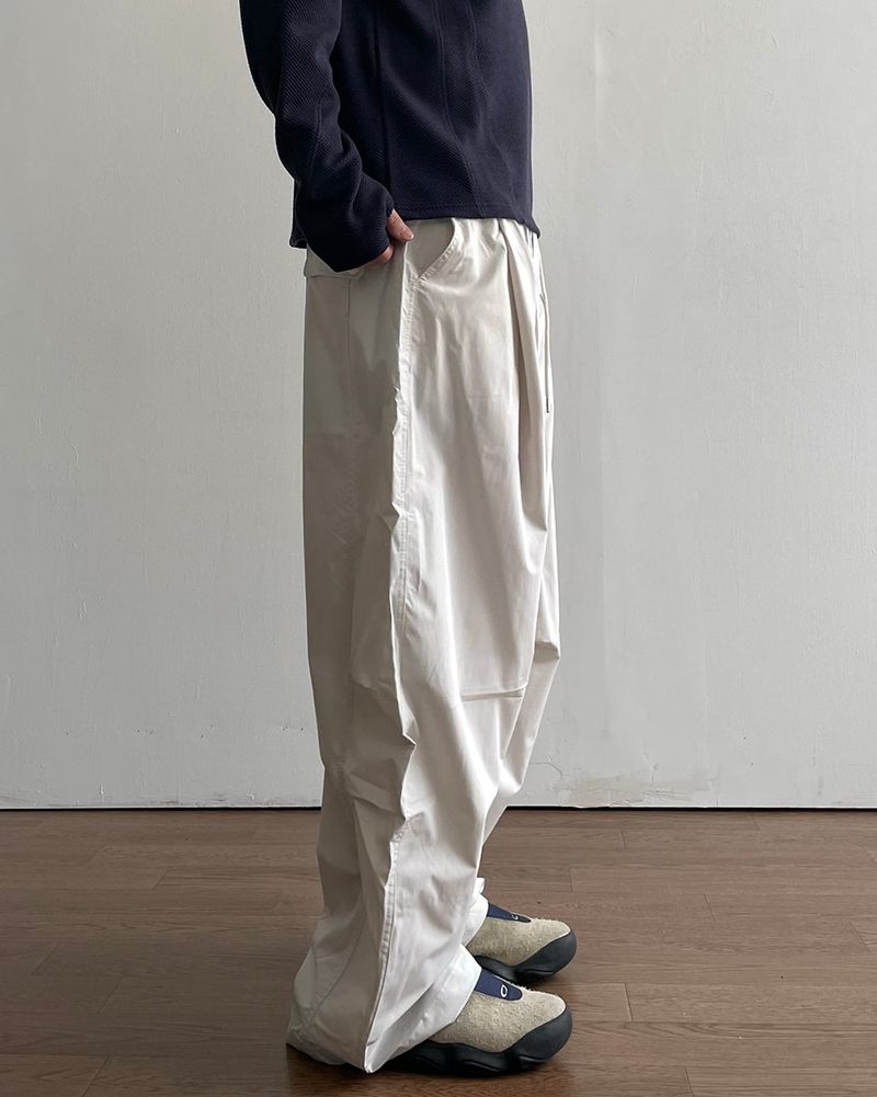 Light Pintuck Curved Pants
